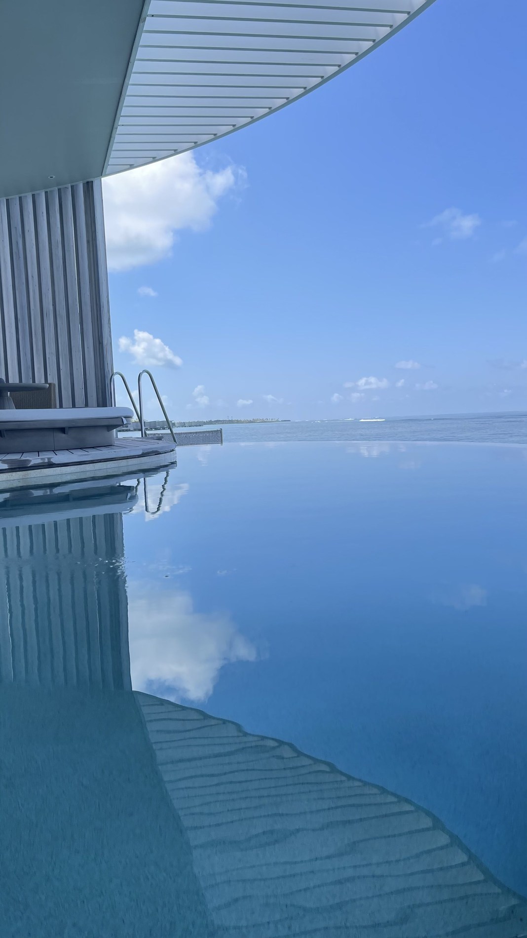 TRAVEL WORLD Magazine Maldives cover